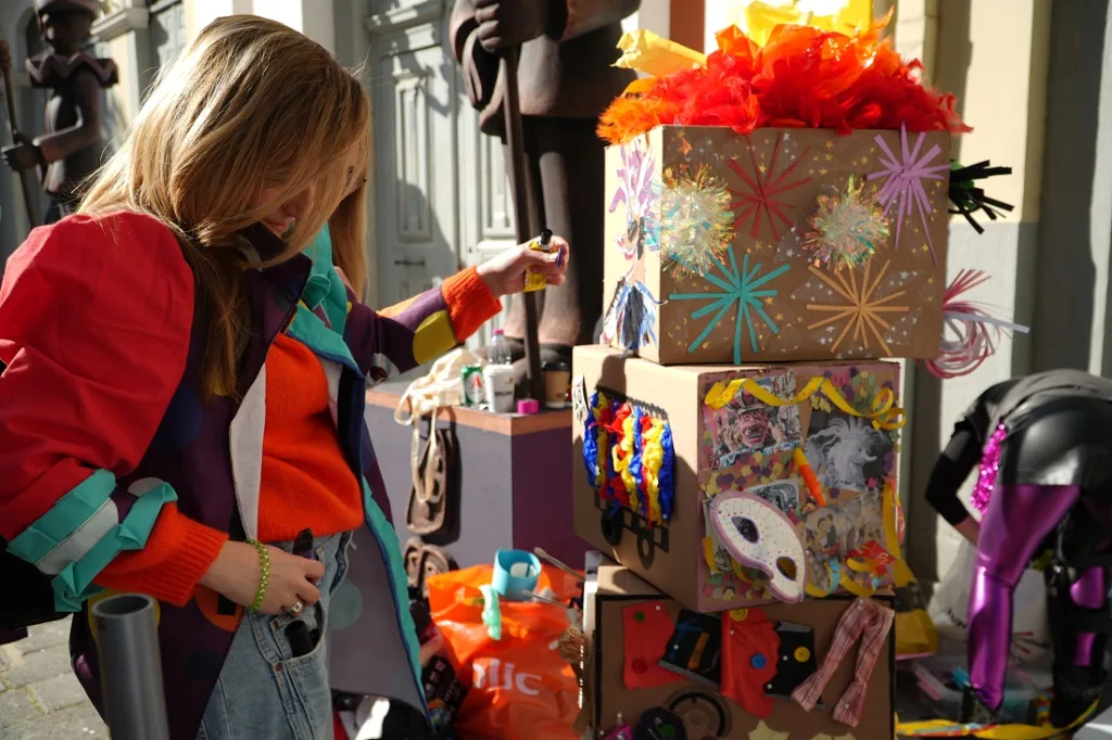 Cubbez: Καρναβαλική πρεμιέρα στον νέο πεζόδρομο της Μαιζώνος με τα πληρώματα του Κρυμμένου Θησαυρού