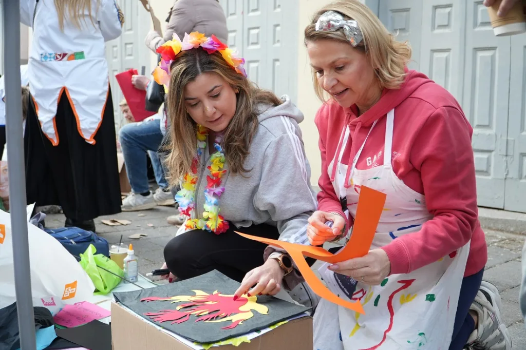 Cubbez: Καρναβαλική πρεμιέρα στον νέο πεζόδρομο της Μαιζώνος με τα πληρώματα του Κρυμμένου Θησαυρού