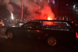 «Αδέλφια ζείτε, εσείς μας οδηγείτε», στην Τούμπα οι σοροί των επτά οπαδών του ΠΑΟΚ