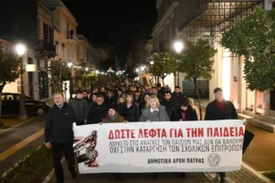 Πάτρα: Κινητοποίηση κατά της κατάργησης των Σχολικών Επιτροπών – «Λουκέτο στις ανάγκες των παιδιών δεν θα βάλουμε»