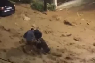 ΒΙΝΤΕΟ από τη διάσωση γυναίκας από ορμητικά νερά στη Γλυφάδα