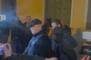 Φίλοι του δράστη στις Σέρρες έξω από τα δικαστήρια: Του ασκήθηκε δίωξη για ανθρωποκτονία από πρόθεση για το ξύλο μέχρι θανάτου στον 17χρονο