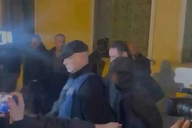 Φίλοι του δράστη στις Σέρρες έξω από τα δικαστήρια: Του ασκήθηκε δίωξη για ανθρωποκτονία από πρόθεση για το ξύλο μέχρι θανάτου στον 17χρονο