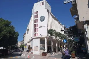 Σοκ στο Δημαρχείο Αγρινίου: Άνδρας επιτέθηκε στον Δήμαρχο και δάγκωσε υπάλληλο