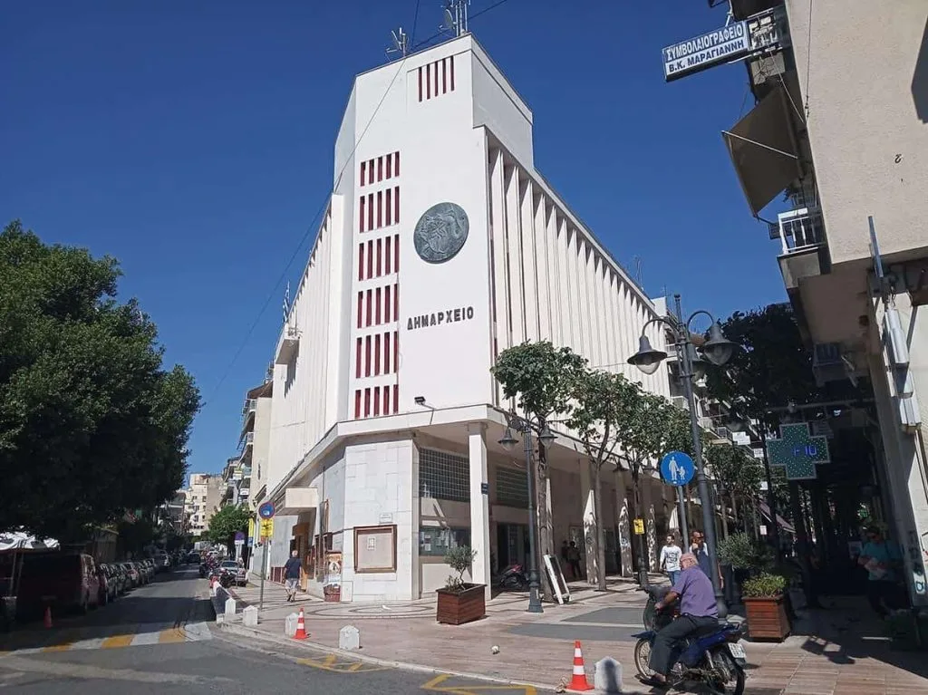 Σοκ στο Δημαρχείο Αγρινίου: Άνδρας επιτέθηκε στον Δήμαρχο και δάγκωσε υπάλληλο