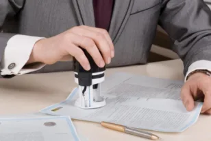 Χειροπέδες σε υπάλληλο του Δήμου για πλαστογράφηση εγγράφου και δωροληψία