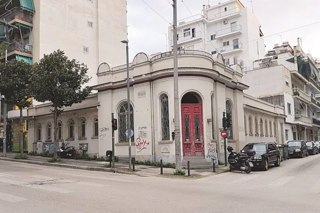 Πάτρα: «Βουλιάζουν» τα Λουτρά - Σε πλήρη εγκατάλειψη ένα μνημείο 96 ετών, η «Π» κατέγραψε εικόνες από τις ρημαγμένες αίθουσες