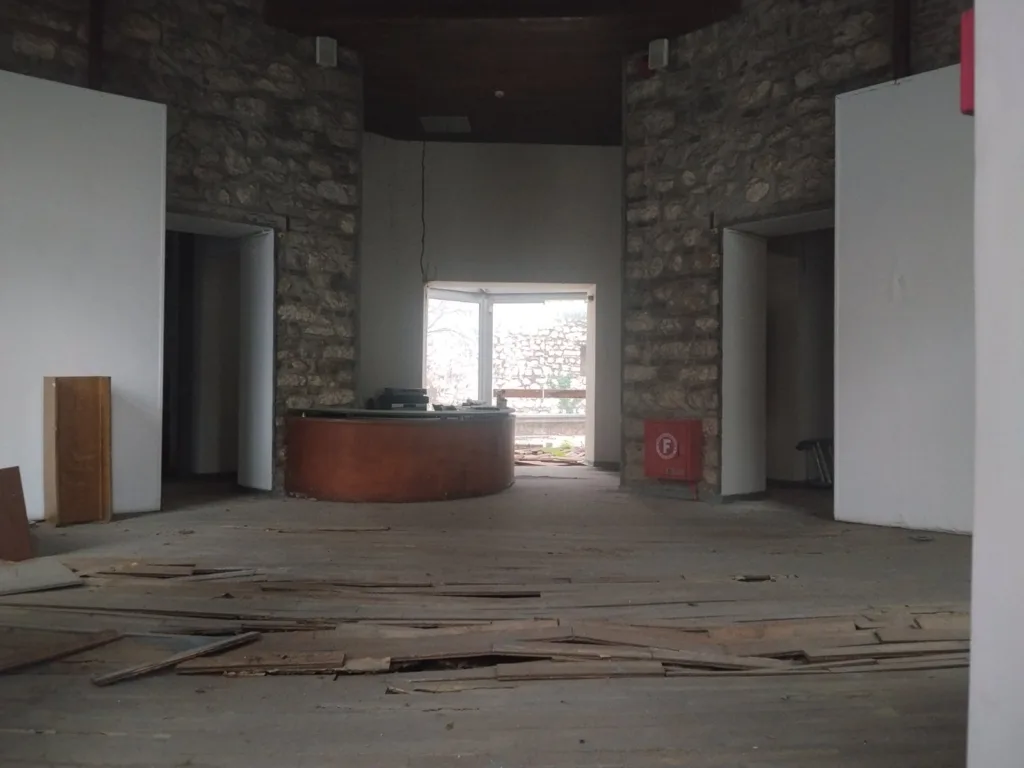 Πάτρα: «Βουλιάζουν» τα Λουτρά - Σε πλήρη εγκατάλειψη ένα μνημείο 96 ετών, η «Π» κατέγραψε εικόνες από τις ρημαγμένες αίθουσες