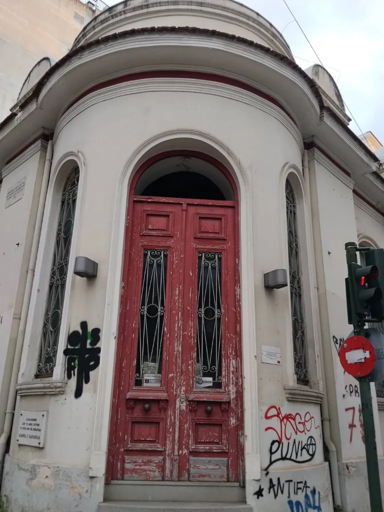 Πάτρα: «Βουλιάζουν» τα Λουτρά - Σε πλήρη εγκατάλειψη ένα μνημείο 96 ετών, η «Π» κατέγραψε εικόνες από τις ρημαγμένες αίθουσες