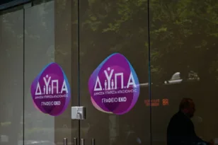 Νέο πρόγραμμα ΔΥΠΑ για 10.000 άνεργες μητέρες με μισθό έως 1.004 ευρώ