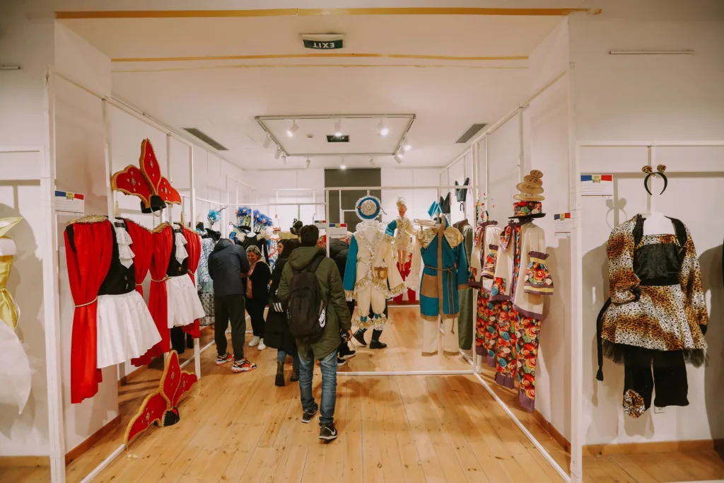 Στην Αγορά Αργύρη η έκθεση στολών των πληρωμάτων – Η πρώτη γεύση από το Πατρινό Καρναβάλι 2026