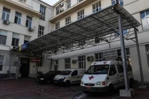 Ερυθρός Σταυρός: Ασθενής επιτέθηκε σε γιατρούς και νοσηλευτές – «Και δαρμένοι και κατηγορούμενοι», λέει ο Γιαννάκος