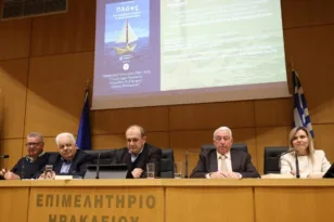 Ηράκλειο: Παρουσιάστηκαν οι «Πλόες» του Γιώργου Μυσιρλάκη – 40 χρόνια δημοσιογραφίας ως συλλογική μνήμη