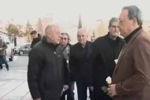 Φάμελλος στην Τούμπα για τα θύματα του τροχαίου στη Ρουμανία: Άφησε λευκό τριαντάφυλλο και μήνυμα «όλη η Ελλάδα πενθεί μαζί με τον ΠΑΟΚ»