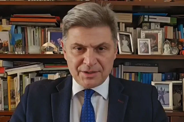 Ο Νικόλας Φαραντούρης δεν παραδίδει την έδρα μετά τη διαγραφή του από τον ΣΥΡΙΖΑ