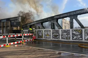 Βόρειο Λονδίνο: Σοβαρά προβλήματα στις σιδηροδρομικές μετακινήσεις λόγω μεγάλης φωτιάς κοντά σε γραμμή