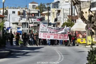 Ένταση και προσαγωγές στη Σύνοδο Πρυτάνεων στην Αγριά Βόλου: φοιτητικό συλλαλητήριο, «κρότου-λάμψης» και τελικά συνάντηση με αντιπροσωπεία