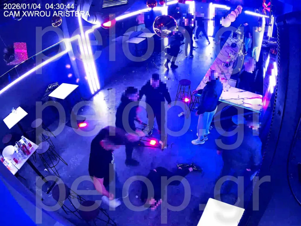 Νεαρός κρατά σκαμπό πάνω από τον 30χρονο που κείτεται αναίσθητος στο πάτωμα του καταστήματος