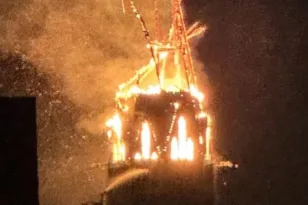 ΒΙΝΤΕΟ Στις φλόγες η ιστορική εκκλησία στο Άμστερνταμ