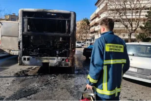 Φωτιά σε αστικό λεωφορείο στη Θεσσαλονίκη: Λαμπάδιασε το πίσω μέρος