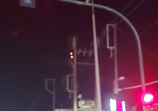 Πάτρα: Φωτιά σε κολόνα έριξε στο σκοτάδι τα Μποζαΐτικα