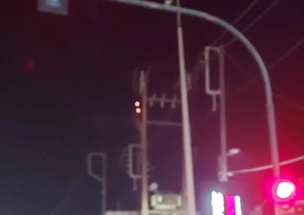 Πάτρα: Φωτιά σε κολόνα έριξε στο σκοτάδι τα Μποζαΐτικα