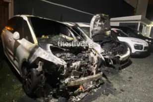 Θεσσαλονίκη: Φωτιά σε μάντρα μεταχειρισμένων αυτοκινήτων στον Εύοσμο ΦΩΤΟ