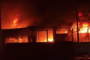 Μενίδι: Πύρινη κόλαση, κάηκαν τρια εργοστάσια ΦΩΤΟ