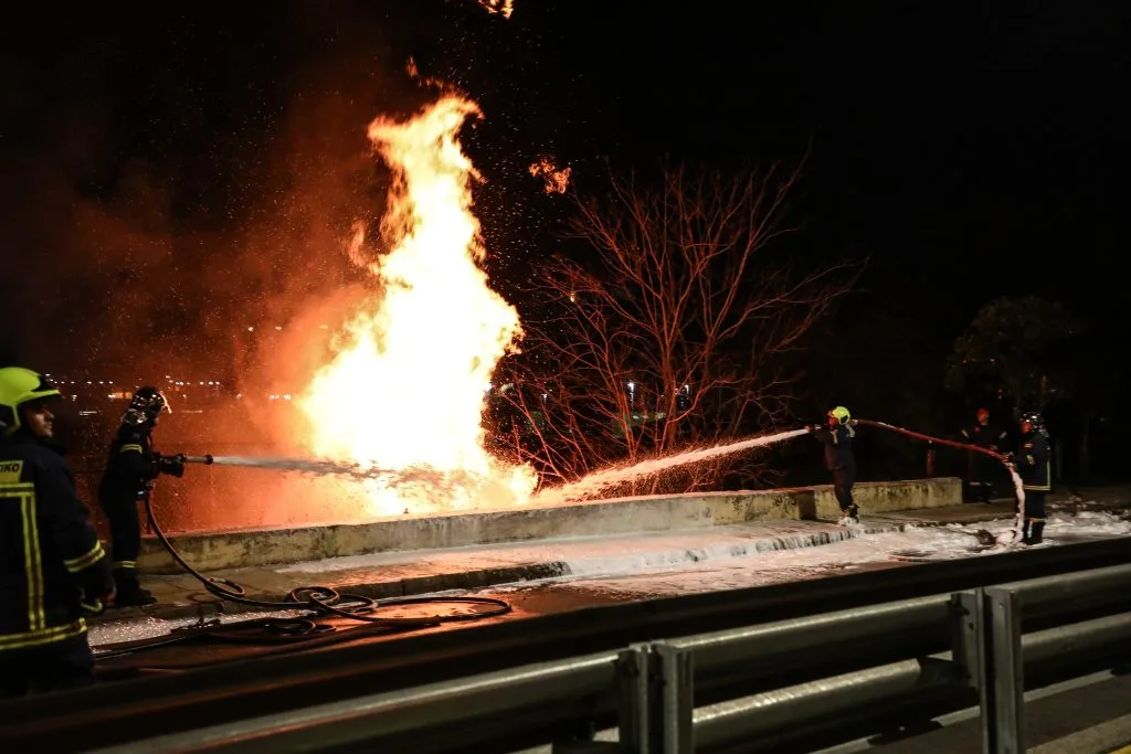 Νύχτα τρόμου στο Πέραμα: Υπό έλεγχο η πυρκαγιά στα Καζάνια - Τι λέει ο δήμαρχος για τις δεξαμενές καυσίμων
