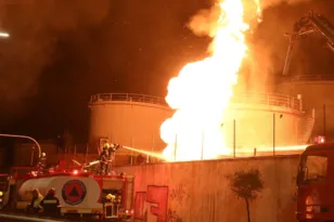 Νύχτα τρόμου στο Πέραμα: Υπό έλεγχο η πυρκαγιά στα Καζάνια - Τι λέει ο δήμαρχος για τις δεξαμενές καυσίμων