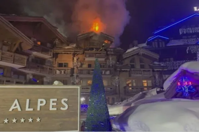Συναγερμός για πυρκαγιά σε πολυτελές ξενοδοχείο στις Γαλλικές Αλπεις ΒΙΝΤΕΟ
