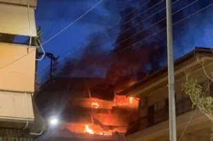 Τρομερή φωτιά σε διαμερίσματα πολυκατοικίας στην Αλεξάνδρεια Ημαθίας, ΒΙΝΤΕΟ