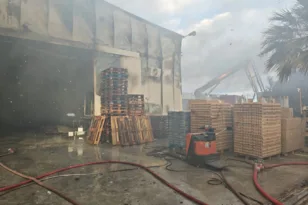 Κορωπί: Φωτιά σε αποθήκες με πλαστικά και αυγά ΦΩΤΟ