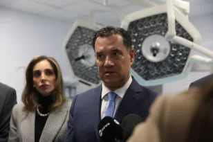 Αδωνις Γεωργιάδης: «Τρέξτε να εμβολιαστείτε, προλαβαίνετε…»