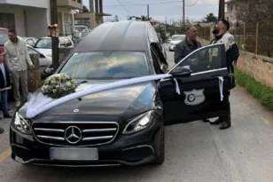 Ηράκλειο: Γαμπρός έφτασε στην εκκλησία με νεκροφόρα και έγινε viral ΒΙΝΤΕΟ