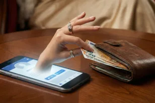 Πώς γνωστοί influencers πλουτίζουν από το δικό σου πορτοφόλι