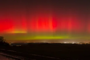 Ισχυρή ηλιακή καταιγίδα πλήττει τη Γη: Κίνδυνος για δίκτυα ηλεκτροδότησης και δορυφόρους