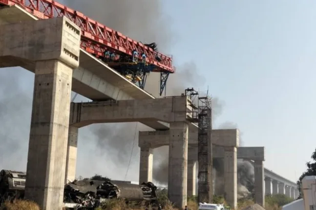 Γερανός κατέρρευσε και έπεσε σε τρένο, τουλάχιστον 22 νεκροί στην Ταϊλάνδη