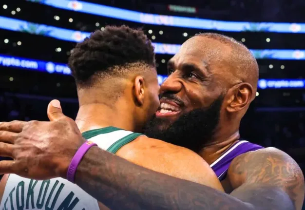 «Μπορεί να είναι το τελευταίο παιχνίδι που παίζουμε ο ένας απέναντι στον άλλο», ο Γιάννης πήρε τη φανέλα του Λεμπρόν! ΒΙΝΤΕΟ