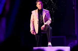 Ποιους κέρασε σφηνάκια μες στο κρύο ο Μαζωνάκης και γιατί! ΒΙΝΤΕΟ