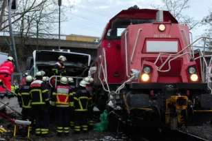 Γερμανία: Ένας νεκρός από σύγκρουση μηχανής τρένου με λεωφορείο στο λιμάνι του Αμβούργου