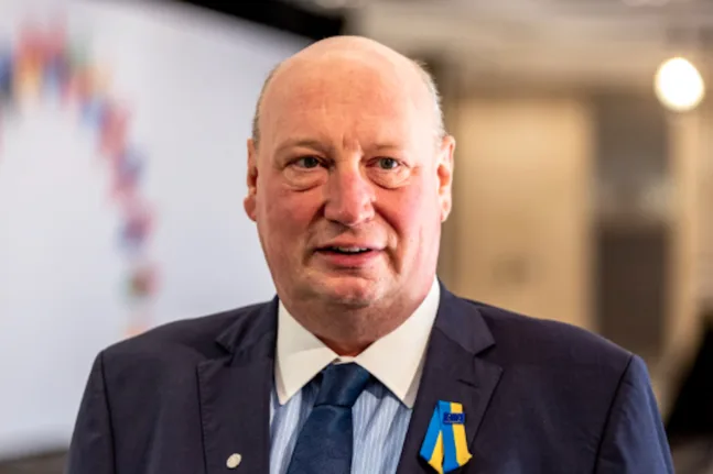 Αποκάλυψη Politico: Κορυφαίος αξιωματούχος της ΕΕ έπαιρνε... δώρα από το Κατάρ και απολύθηκε