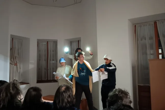 Στα «δωμάτια» του Hotel Helmos γράφεται το σύγχρονο ελληνικό θέατρο