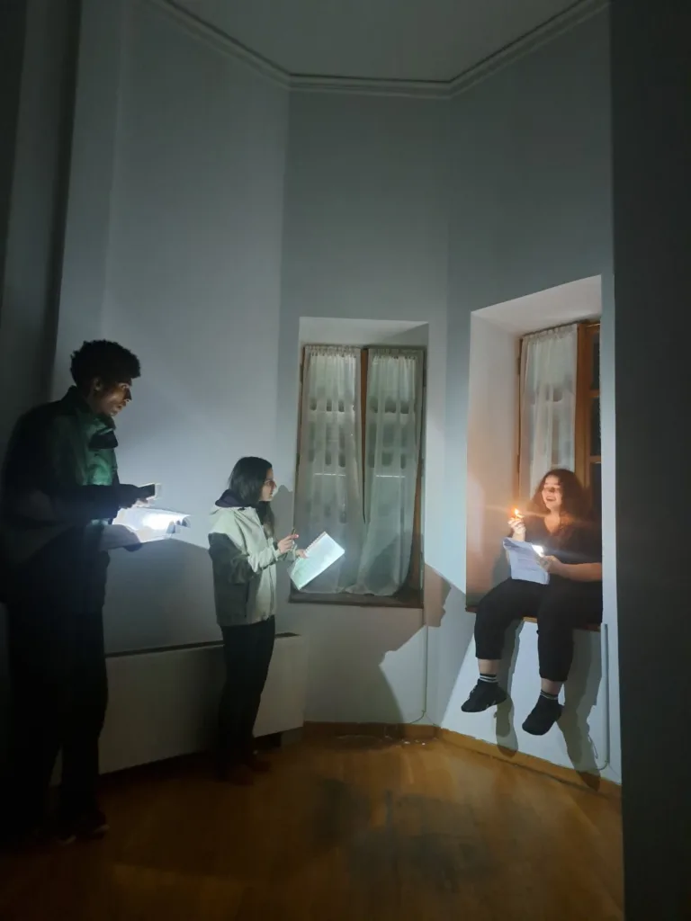 Στα «δωμάτια» του Hotel Helmos γράφεται το σύγχρονο ελληνικό θέατρο