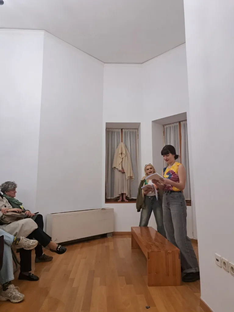 Στα «δωμάτια» του Hotel Helmos γράφεται το σύγχρονο ελληνικό θέατρο