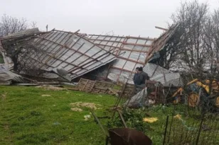 Ανεμοστρόβιλος σάρωσε την Πηνεία: Κατέρρευσε στάβλος στη Σκλίβα – Χάθηκαν δεκάδες ζώα ΦΩΤΟ