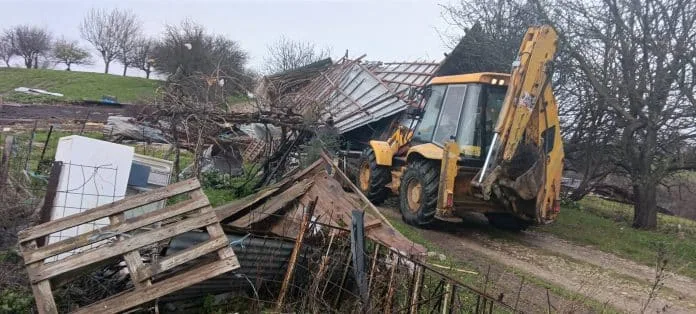 Ανεμοστρόβιλος σάρωσε την Πηνεία: Κατέρρευσε στάβλος στη Σκλίβα – Χάθηκαν δεκάδες ζώα ΦΩΤΟ
