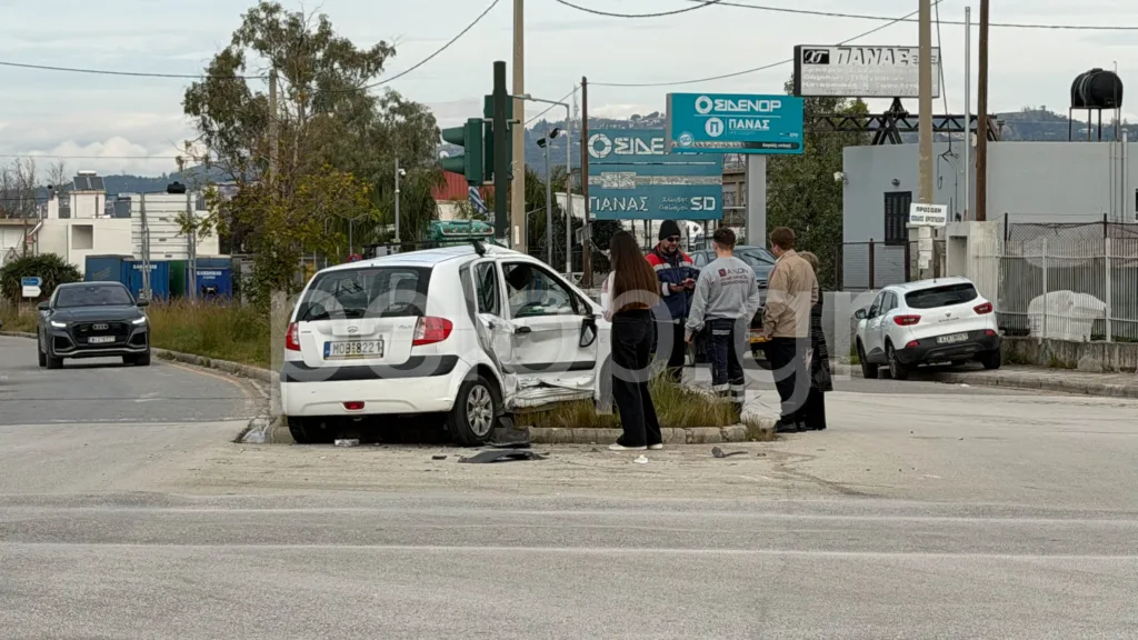 Νέο τροχαίο στην επικίνδυνη διασταύρωση Γλαύκου – Ακρωτηρίου στην Πάτρα