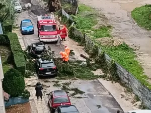 Πάτρα: Τρομερή η κακοκαιρία, στην Αγυιά κάτι σαν ανεμοστρόβιλος! ΒΙΝΤΕΟ