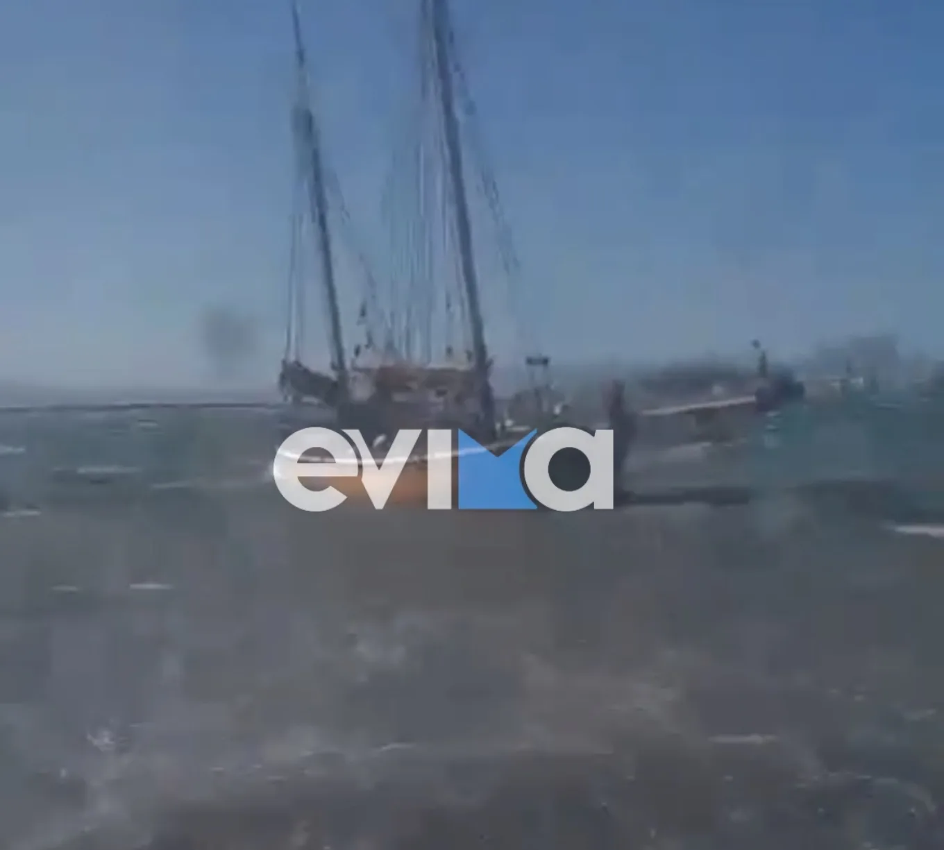 Εύβοια: Ιστιοφόρο προσάραξε λόγω ισχυρών ανέμων στην Ερέτρια